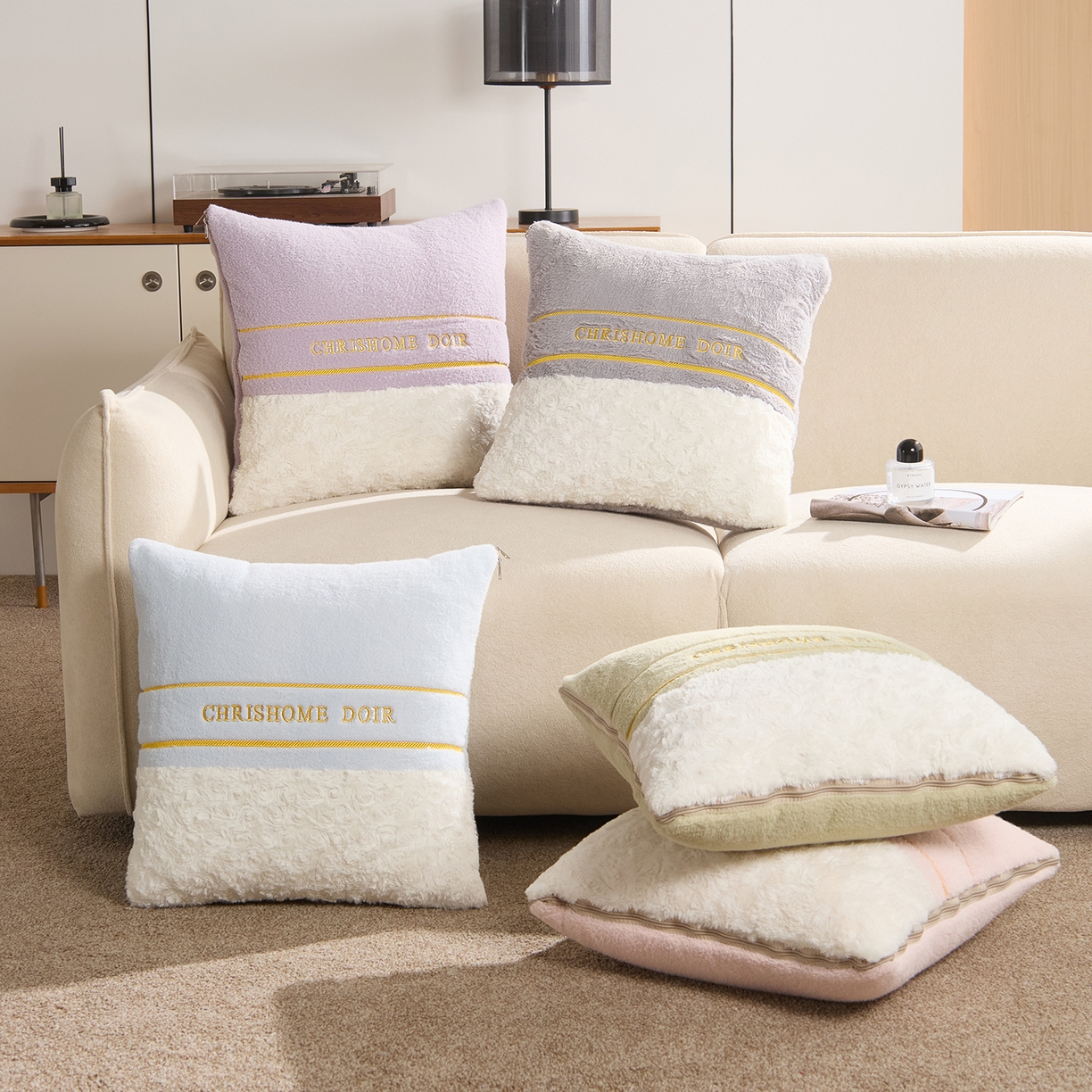 91家纺网 家纺一手货源 找家纺 金喜 2025新款轻奢小香风牛奶绒抱枕靠枕牛奶绒盖毯多功能抱枕被拼色字母款 组合图仅供参考不可下单