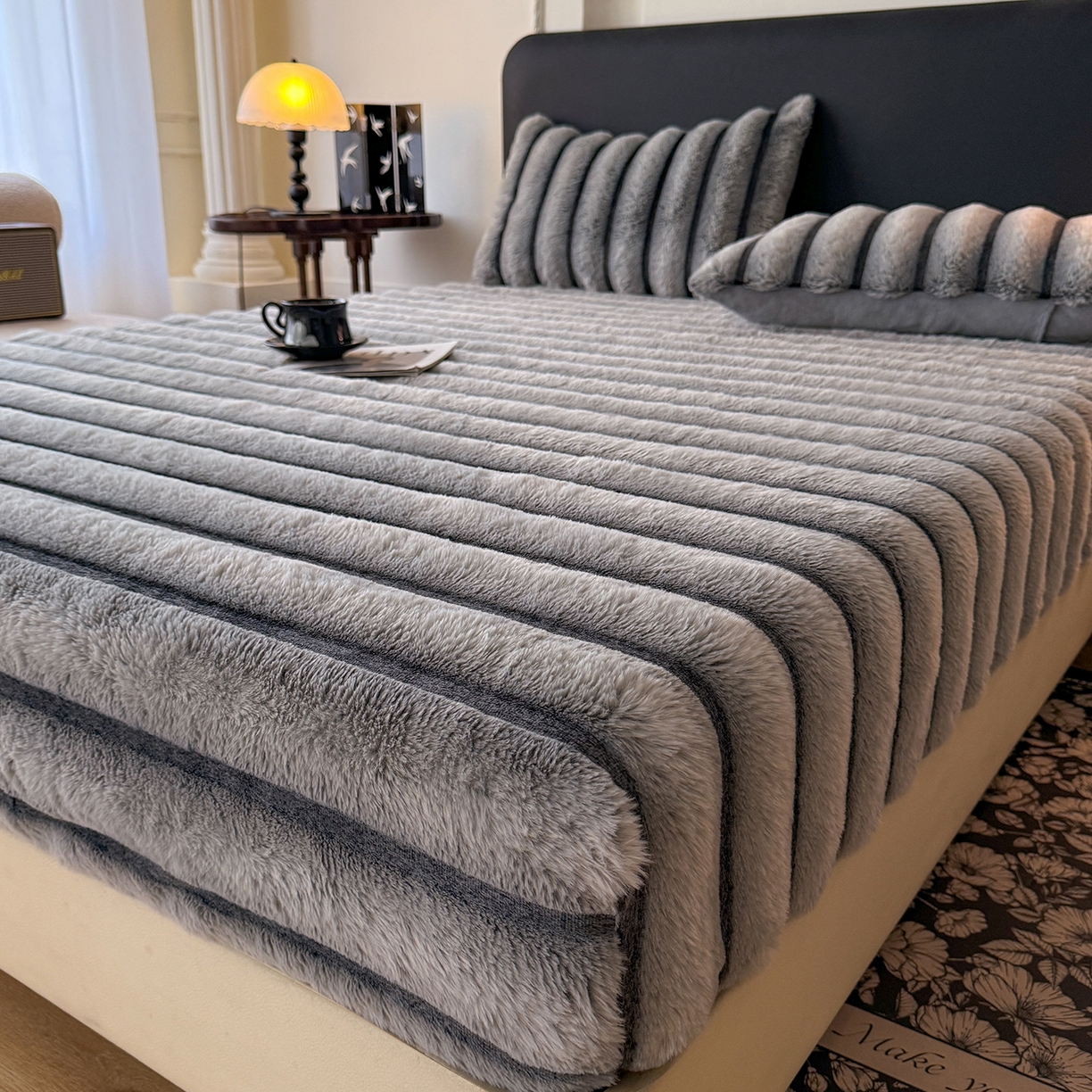 91家纺网 家纺一手货源 找家纺 绒世界 2025秋冬新款300克条纹兔绒床笠三件套 床笠款-雪灰
