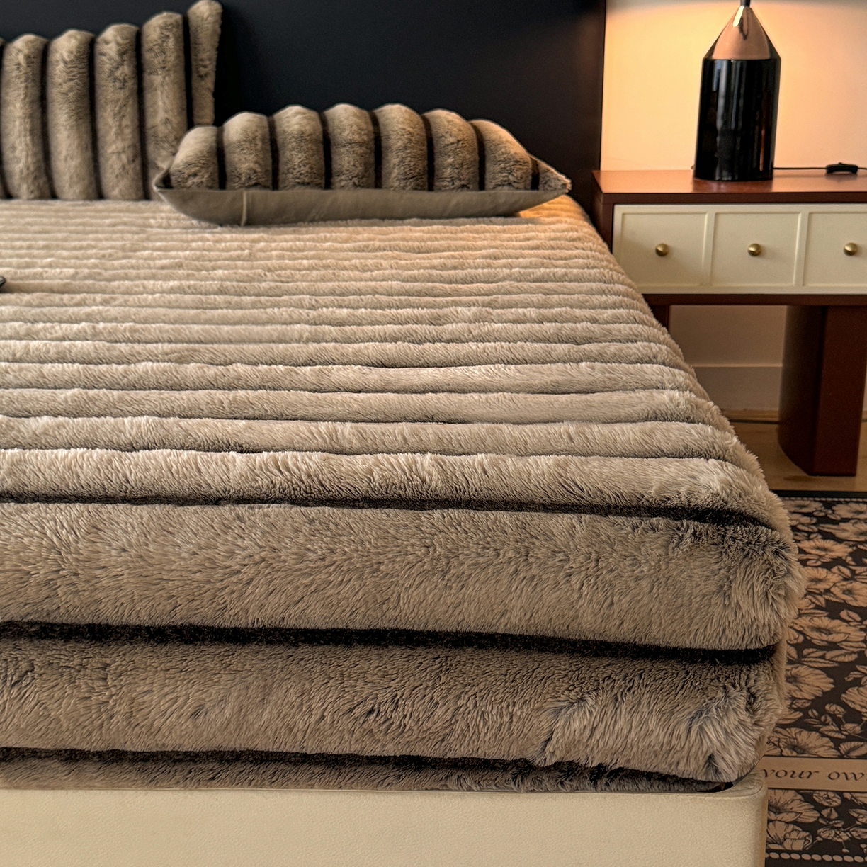 91家纺网 家纺一手货源 找家纺 绒世界 2025秋冬新款300克条纹兔绒床笠三件套 床笠款-卡其