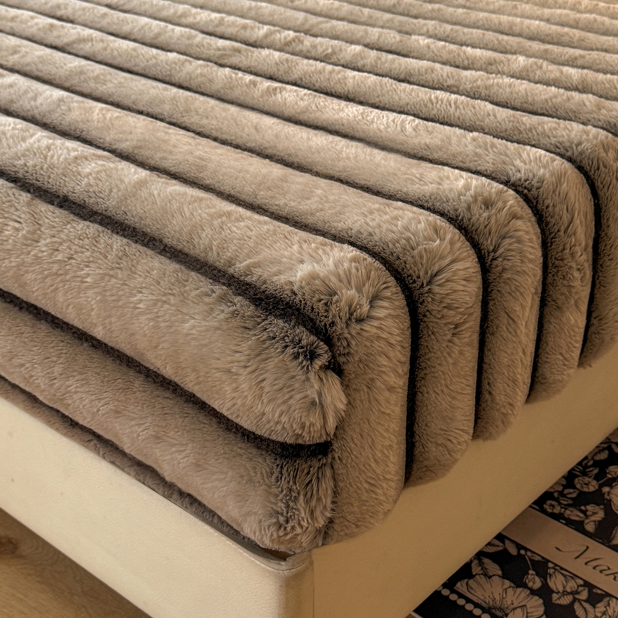 91家纺网 家纺一手货源 找家纺 绒世界 2025秋冬新款300克条纹兔绒床笠三件套 床笠款-卡其