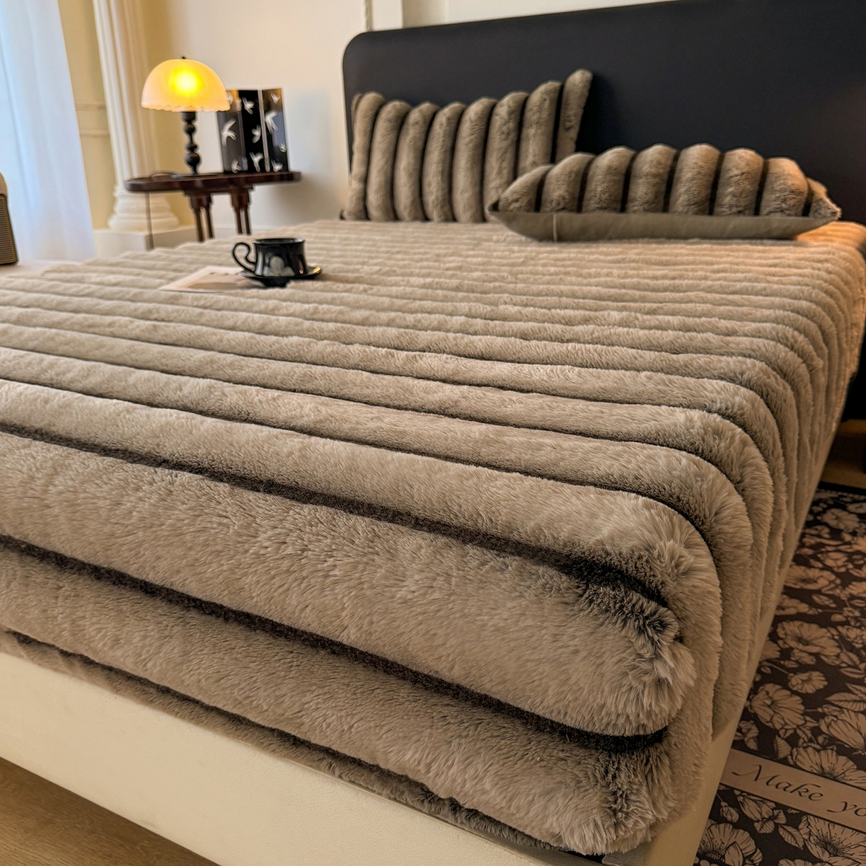 91家纺网 家纺一手货源 找家纺 绒世界 2025秋冬新款300克条纹兔绒床笠三件套 床笠款-卡其