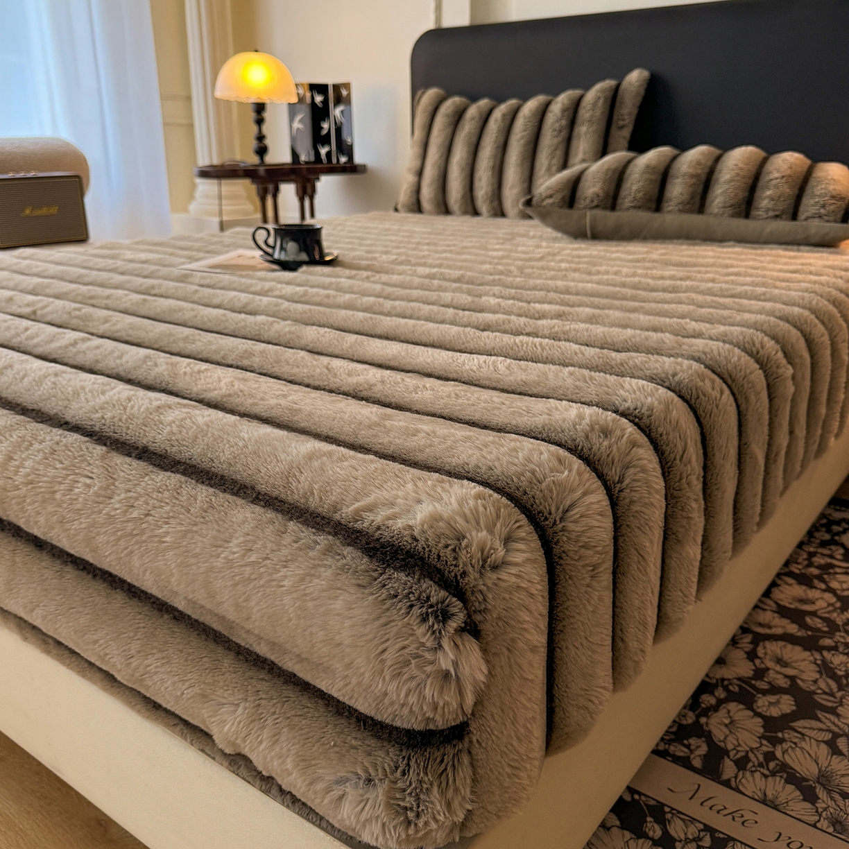 91家纺网 家纺一手货源 找家纺 绒世界 2025秋冬新款300克条纹兔绒床笠三件套 床笠款-卡其