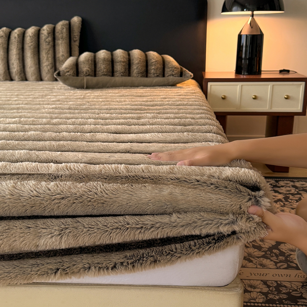 91家纺网 家纺一手货源 找家纺 绒世界 2025秋冬新款300克条纹兔绒床笠三件套 床笠款-卡其