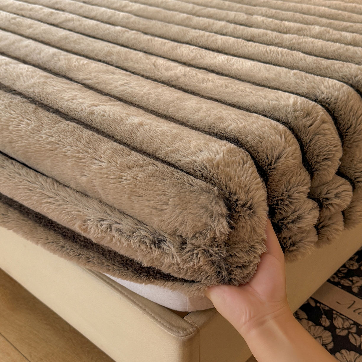 91家纺网 家纺一手货源 找家纺 绒世界 2025秋冬新款300克条纹兔绒床笠三件套 床笠款-卡其