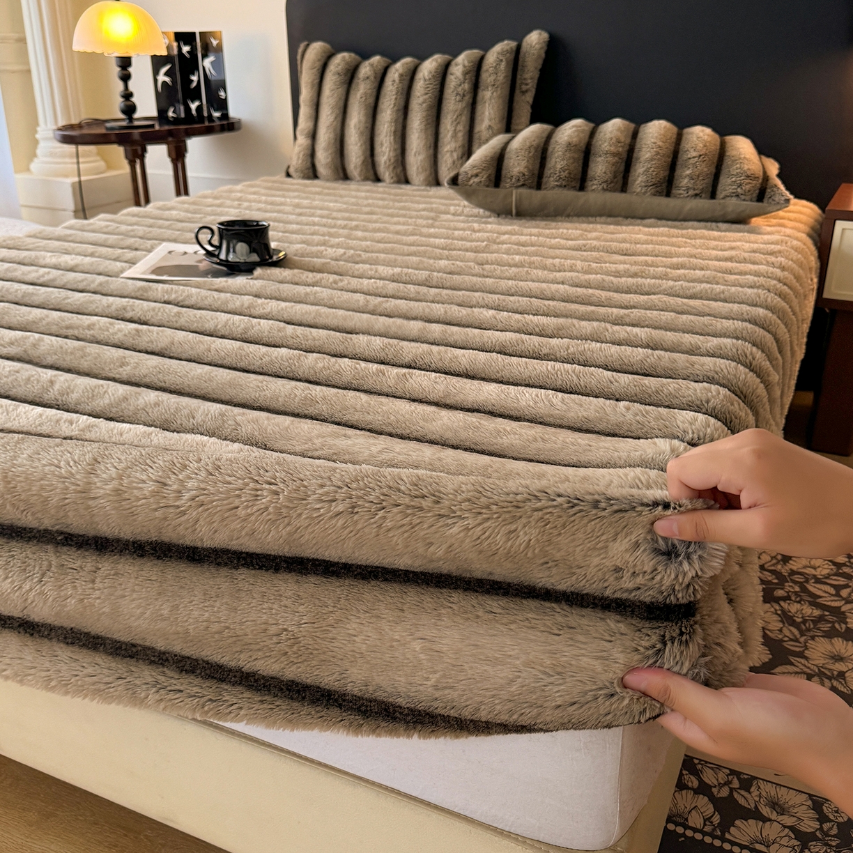 91家纺网 家纺一手货源 找家纺 绒世界 2025秋冬新款300克条纹兔绒床笠三件套 床笠款-卡其