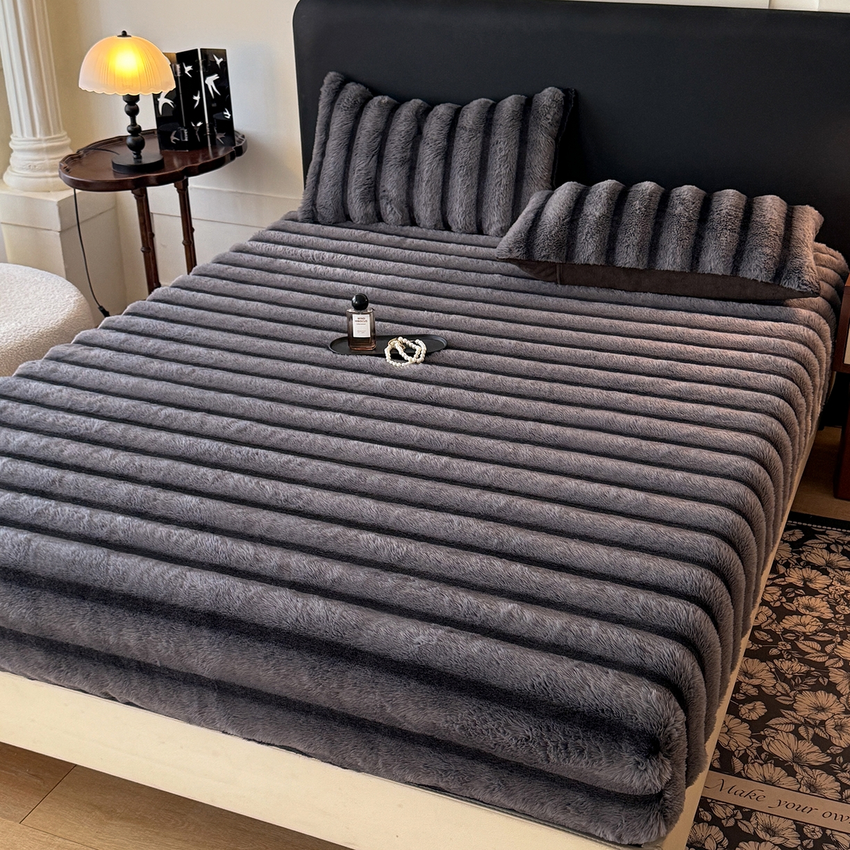 91家纺网 家纺一手货源 找家纺 绒世界 2025秋冬新款300克条纹兔绒床笠三件套 床笠款-魔幻灰