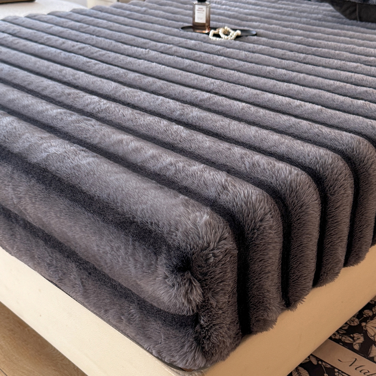 91家纺网 家纺一手货源 找家纺 绒世界 2025秋冬新款300克条纹兔绒床笠三件套 床笠款-魔幻灰