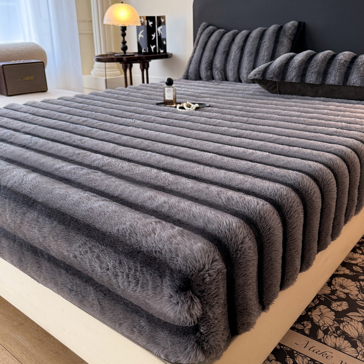 91家纺网 家纺一手货源 找家纺 绒世界 2025秋冬新款300克条纹兔绒床笠三件套 床笠款-魔幻灰