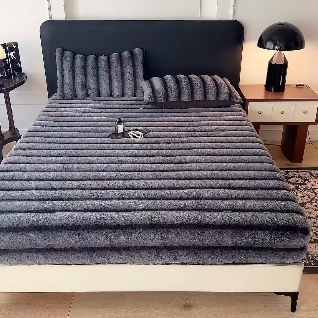 91家纺网 家纺一手货源 找家纺 绒世界 2025秋冬新款300克条纹兔绒床笠三件套 床笠款-魔幻灰