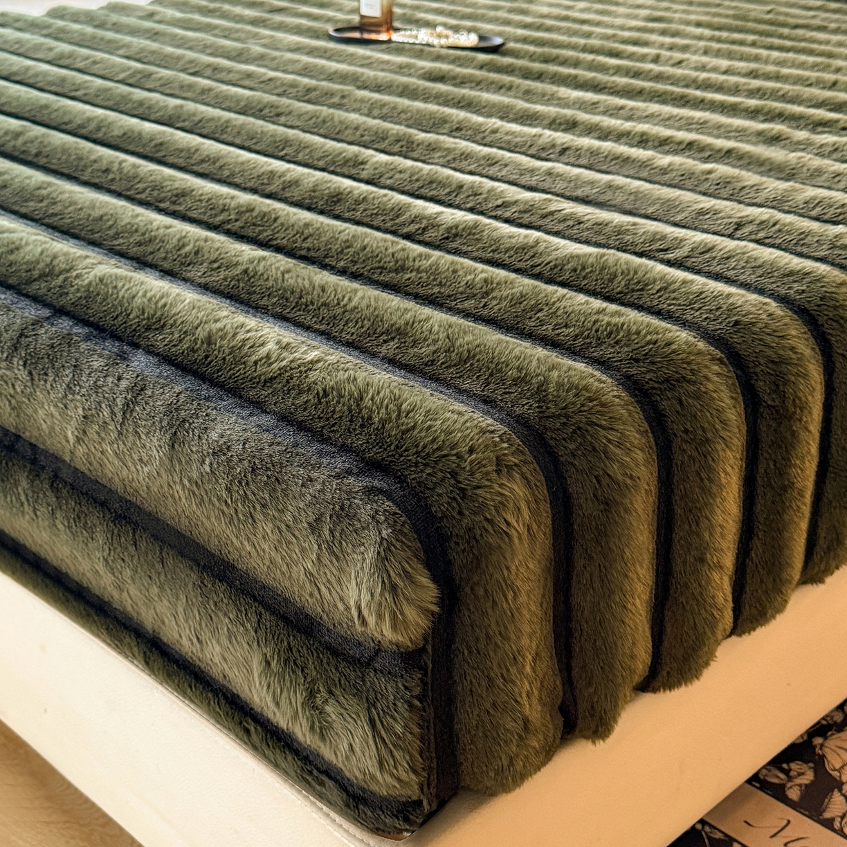 91家纺网 家纺一手货源 找家纺 绒世界 2025秋冬新款300克条纹兔绒床笠三件套 床笠款-墨绿