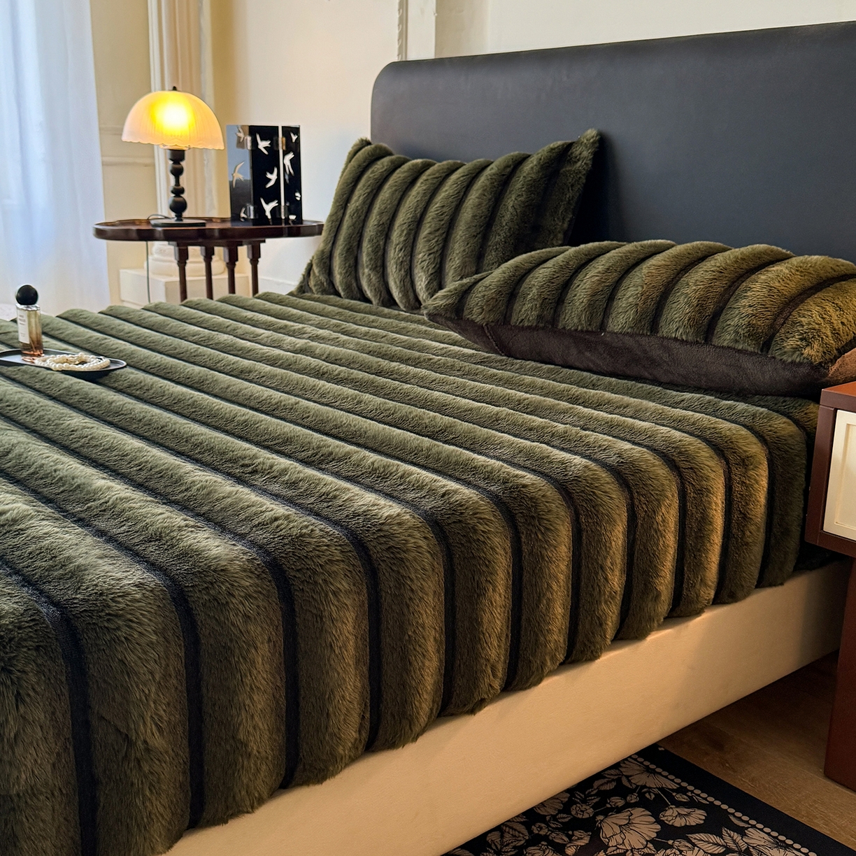 91家纺网 家纺一手货源 找家纺 绒世界 2025秋冬新款300克条纹兔绒床笠三件套 床笠款-墨绿