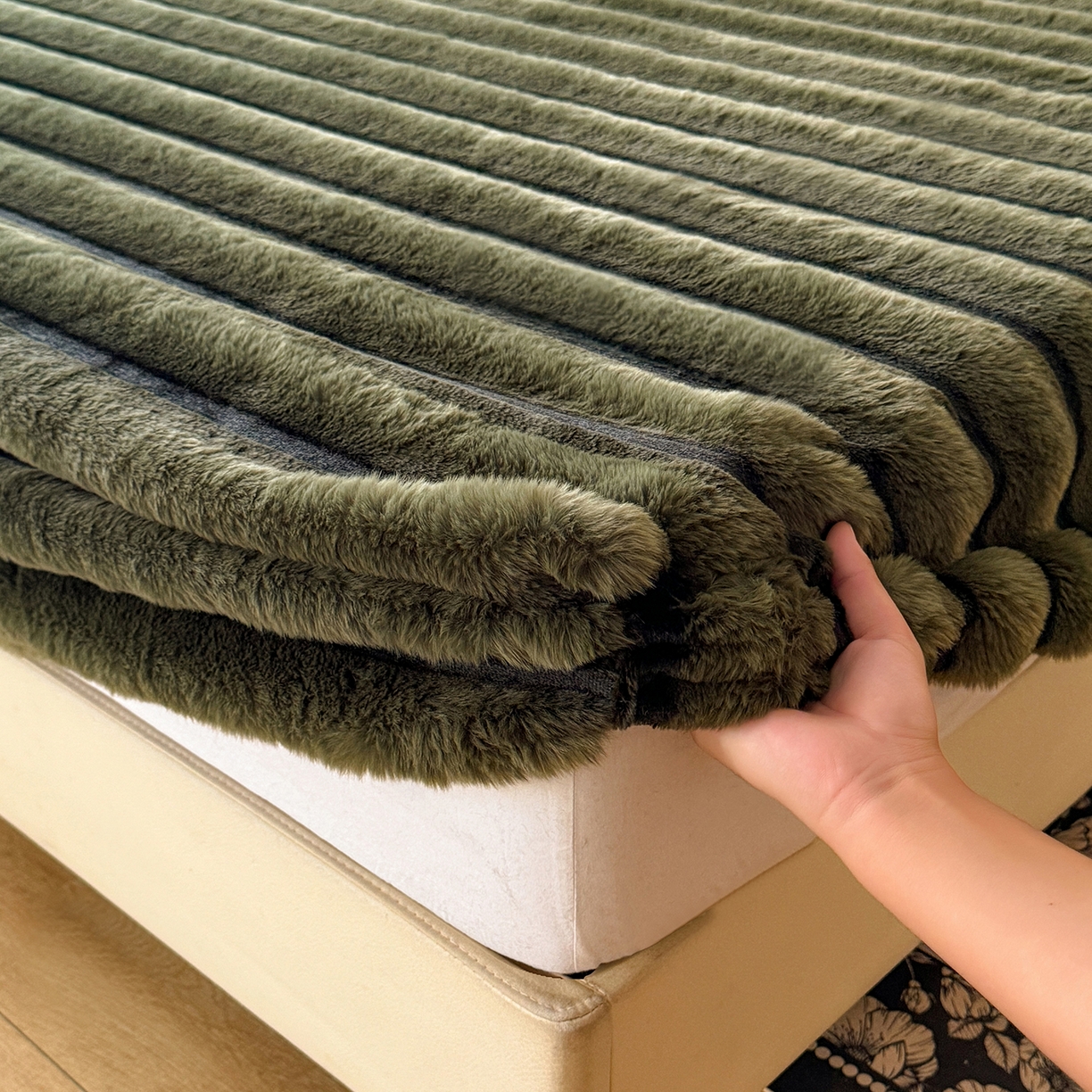 91家纺网 家纺一手货源 找家纺 绒世界 2025秋冬新款300克条纹兔绒床笠三件套 床笠款-墨绿
