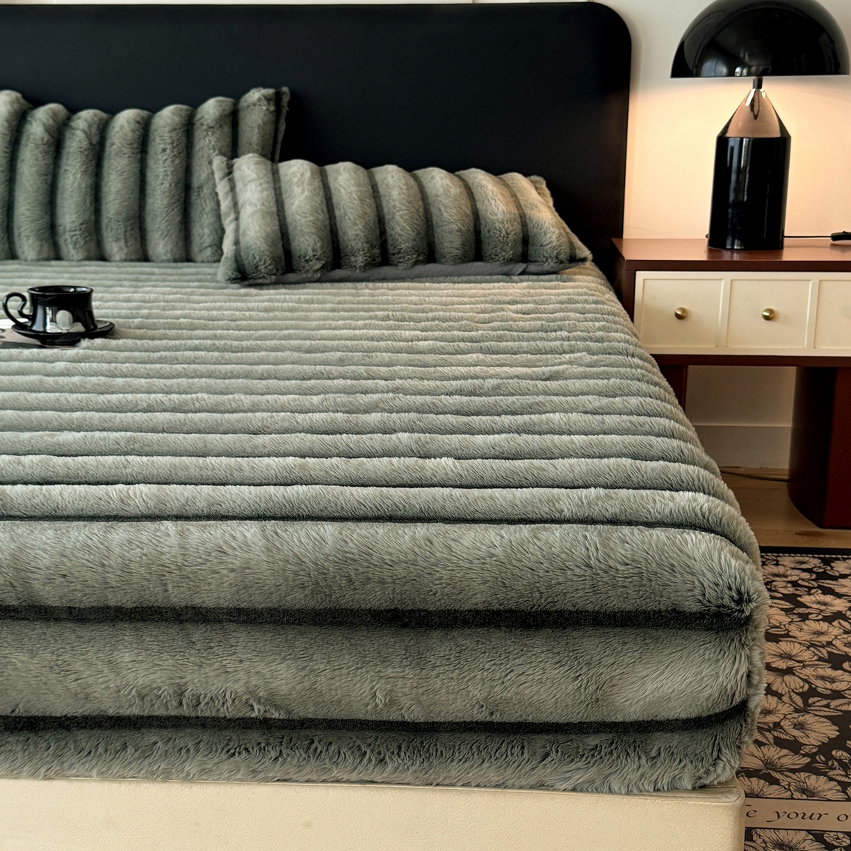 91家纺网 家纺一手货源 找家纺 绒世界 2025秋冬新款300克条纹兔绒床笠三件套 床笠款-森林绿