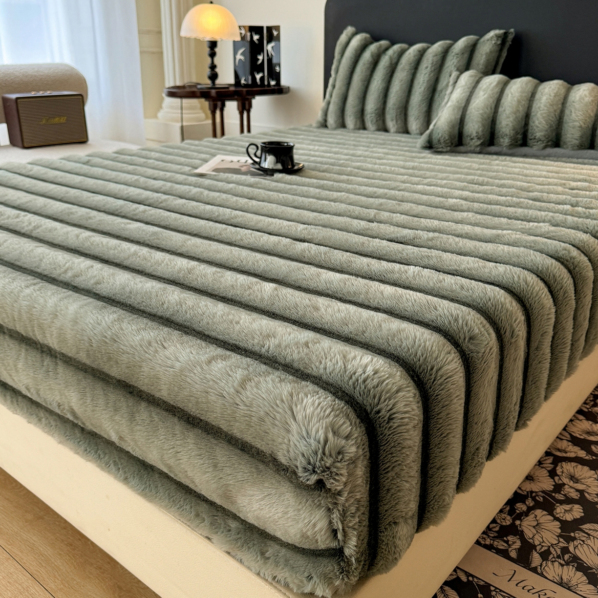 91家纺网 家纺一手货源 找家纺 绒世界 2025秋冬新款300克条纹兔绒床笠三件套 床笠款-森林绿