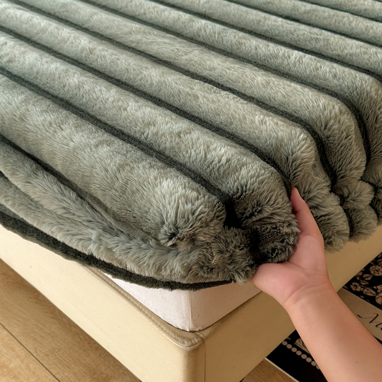 91家纺网 家纺一手货源 找家纺 绒世界 2025秋冬新款300克条纹兔绒床笠三件套 床笠款-森林绿