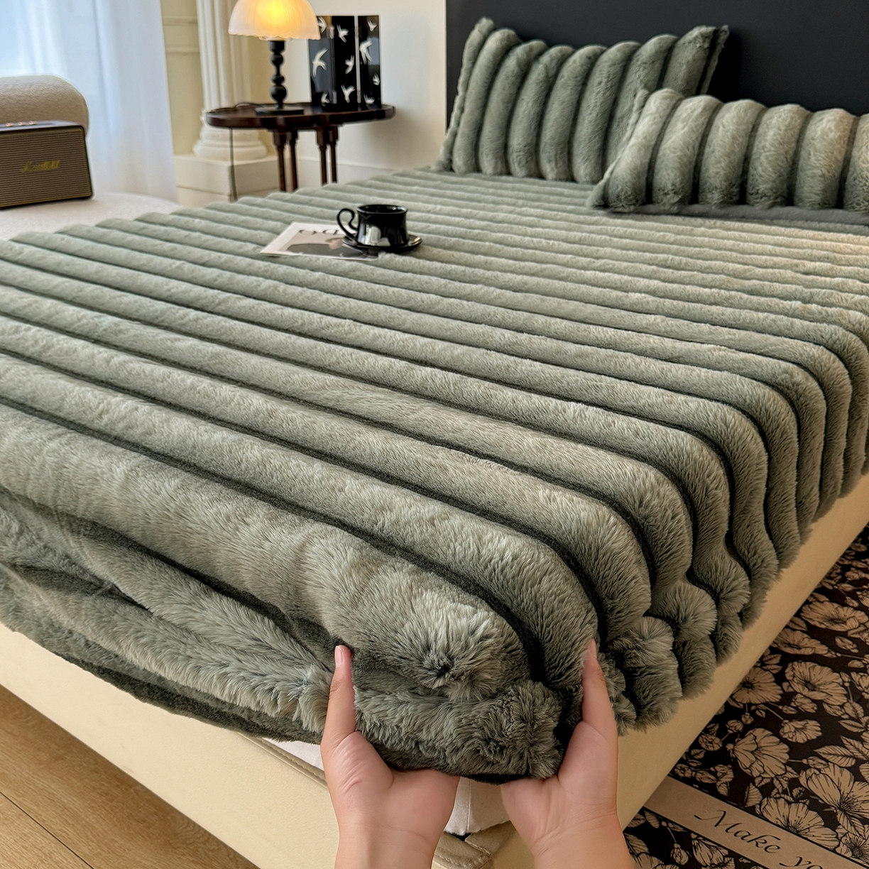 91家纺网 家纺一手货源 找家纺 绒世界 2025秋冬新款300克条纹兔绒床笠三件套 床笠款-森林绿