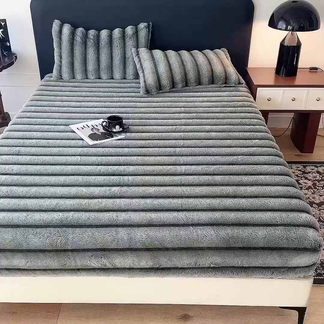 91家纺网 家纺一手货源 找家纺 绒世界 2025秋冬新款300克条纹兔绒床笠三件套 床笠款-森林绿