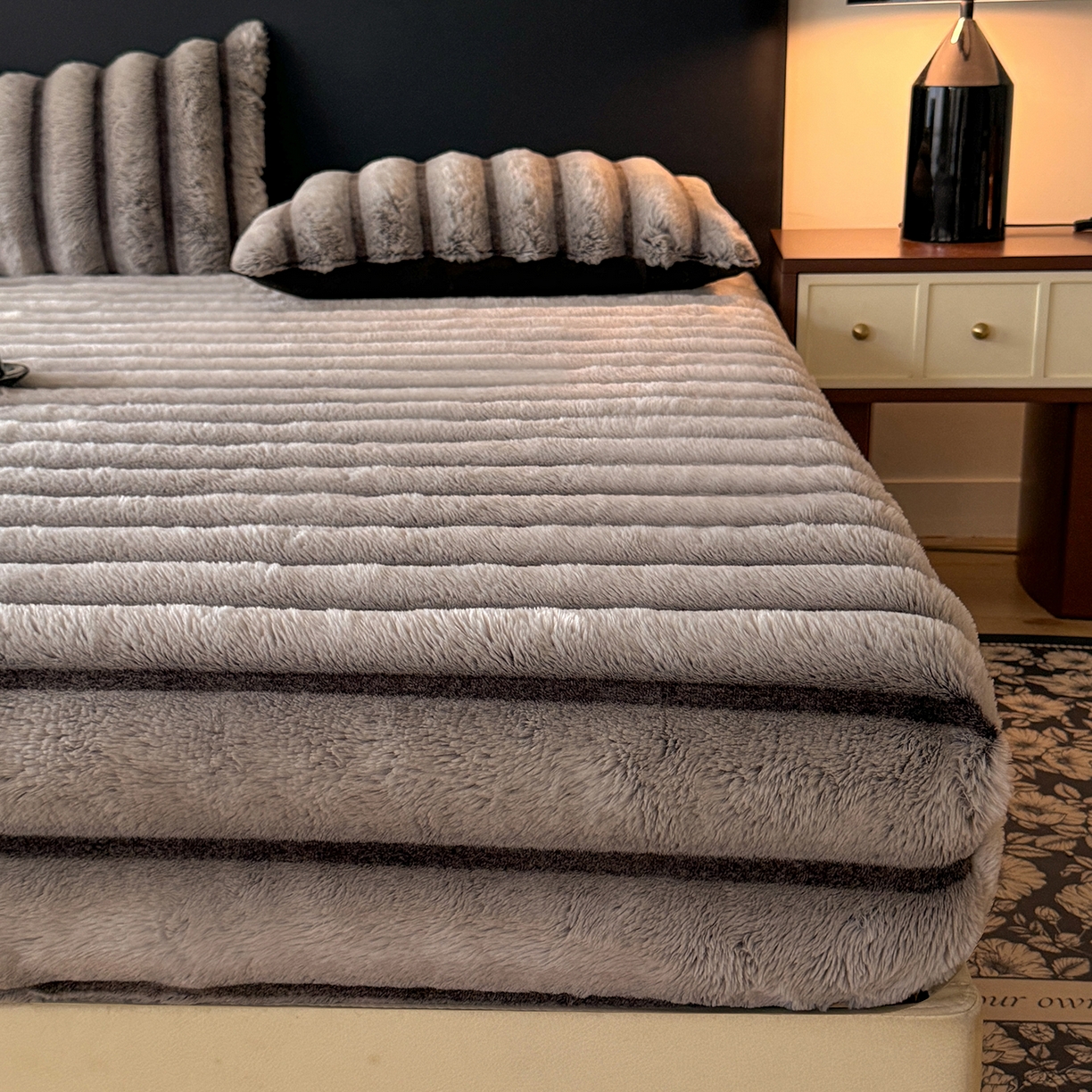 91家纺网 家纺一手货源 找家纺 绒世界 2025秋冬新款300克条纹兔绒床笠三件套 床笠款-棕灰