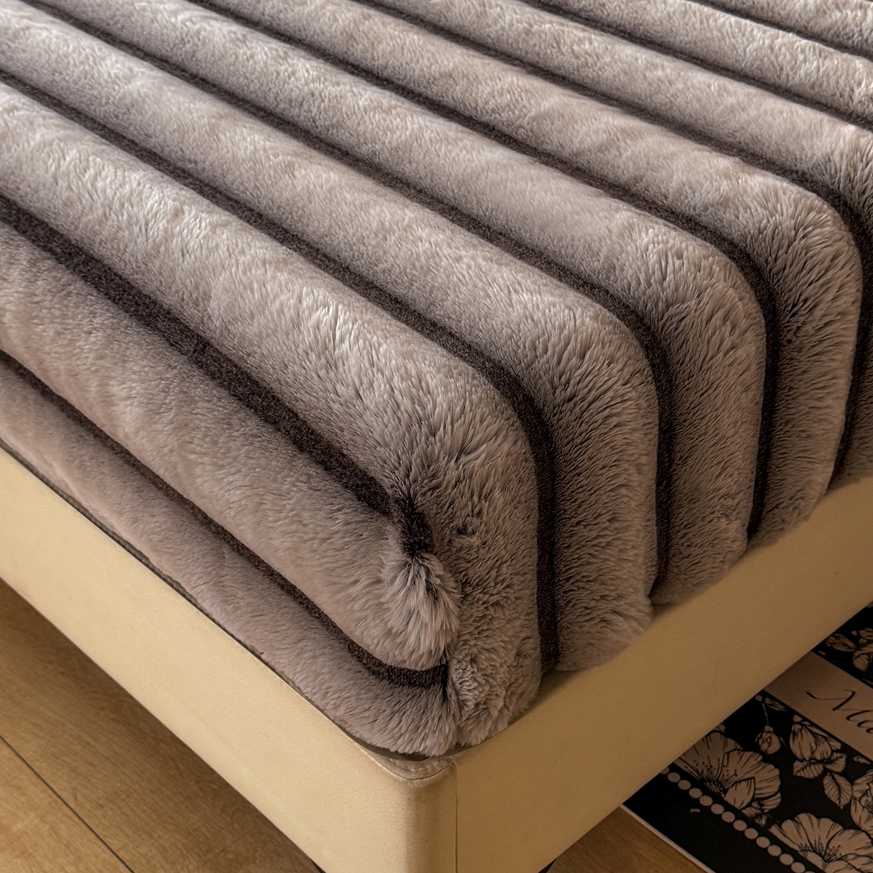 91家纺网 家纺一手货源 找家纺 绒世界 2025秋冬新款300克条纹兔绒床笠三件套 床笠款-棕灰