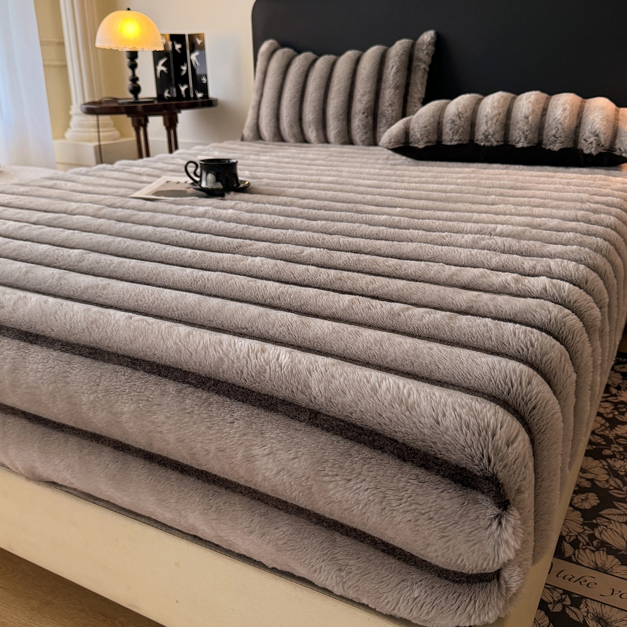 91家纺网 家纺一手货源 找家纺 绒世界 2025秋冬新款300克条纹兔绒床笠三件套 床笠款-棕灰