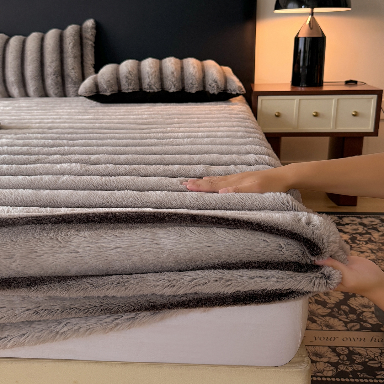 91家纺网 家纺一手货源 找家纺 绒世界 2025秋冬新款300克条纹兔绒床笠三件套 床笠款-棕灰