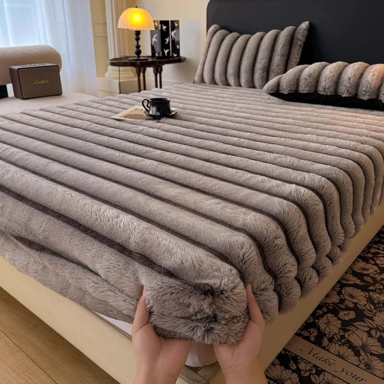 91家纺网 家纺一手货源 找家纺 绒世界 2025秋冬新款300克条纹兔绒床笠三件套 床笠款-棕灰