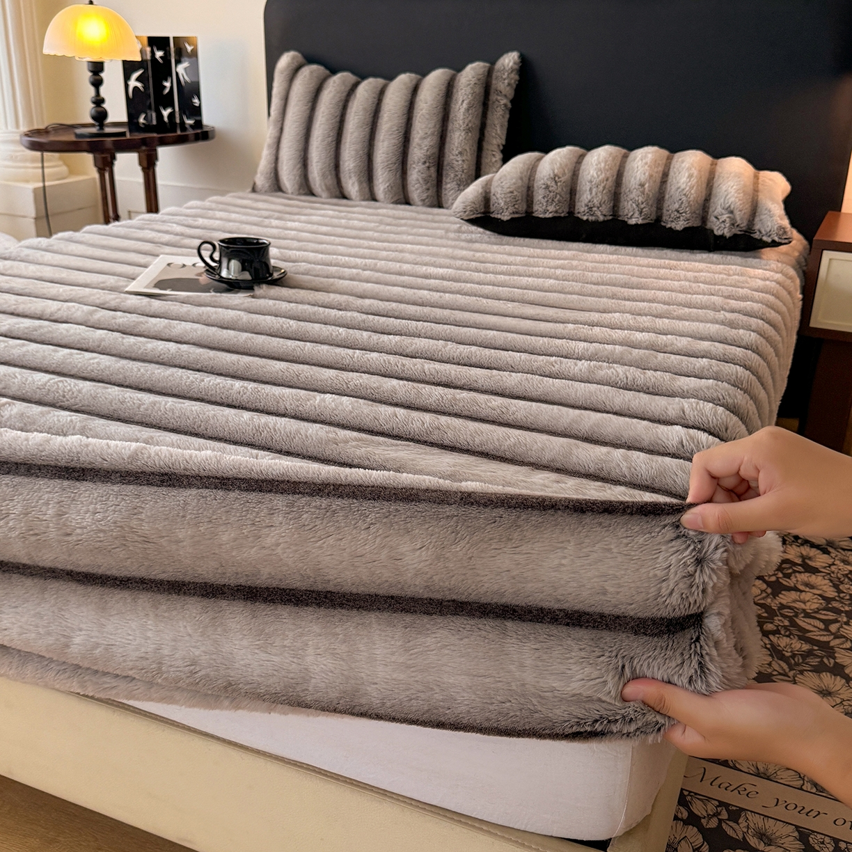 91家纺网 家纺一手货源 找家纺 绒世界 2025秋冬新款300克条纹兔绒床笠三件套 床笠款-棕灰