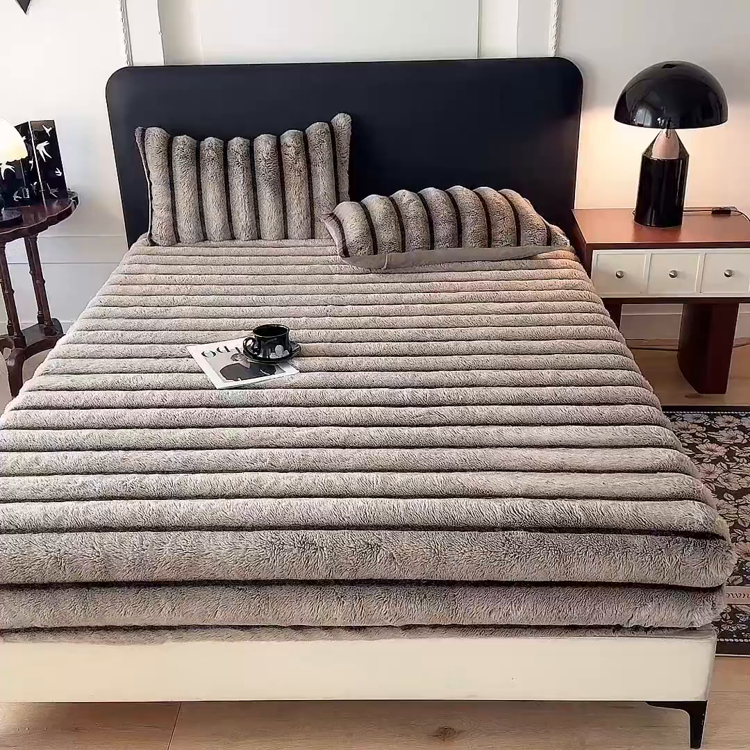 91家纺网 家纺一手货源 找家纺 绒世界 2025秋冬新款300克条纹兔绒床笠三件套 床笠款-棕灰