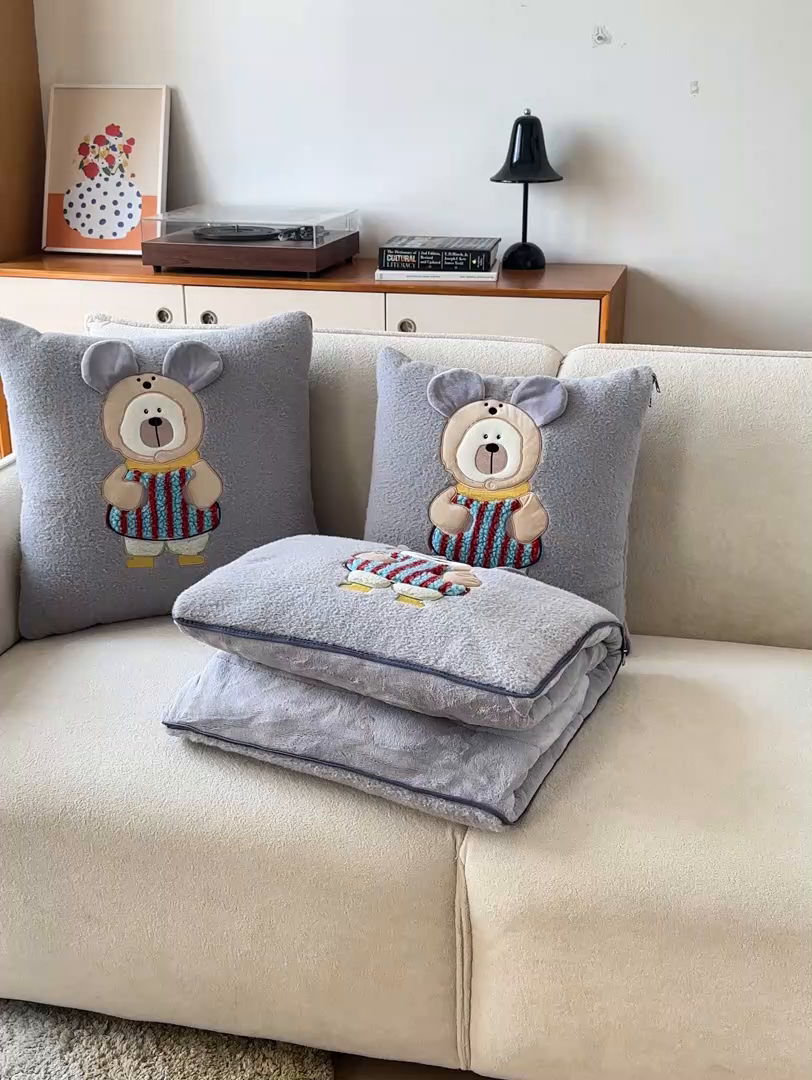 91家纺网 家纺一手货源 找家纺 （总）金喜 2025新款牛奶绒抱枕被大耳朵熊牛奶绒多功能抱枕被汽车靠枕沙发靠枕