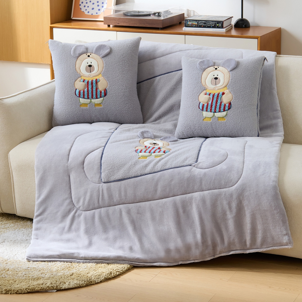 91家纺网 家纺一手货源 找家纺 （总）金喜 2025新款牛奶绒抱枕被大耳朵熊牛奶绒多功能抱枕被汽车靠枕沙发靠枕