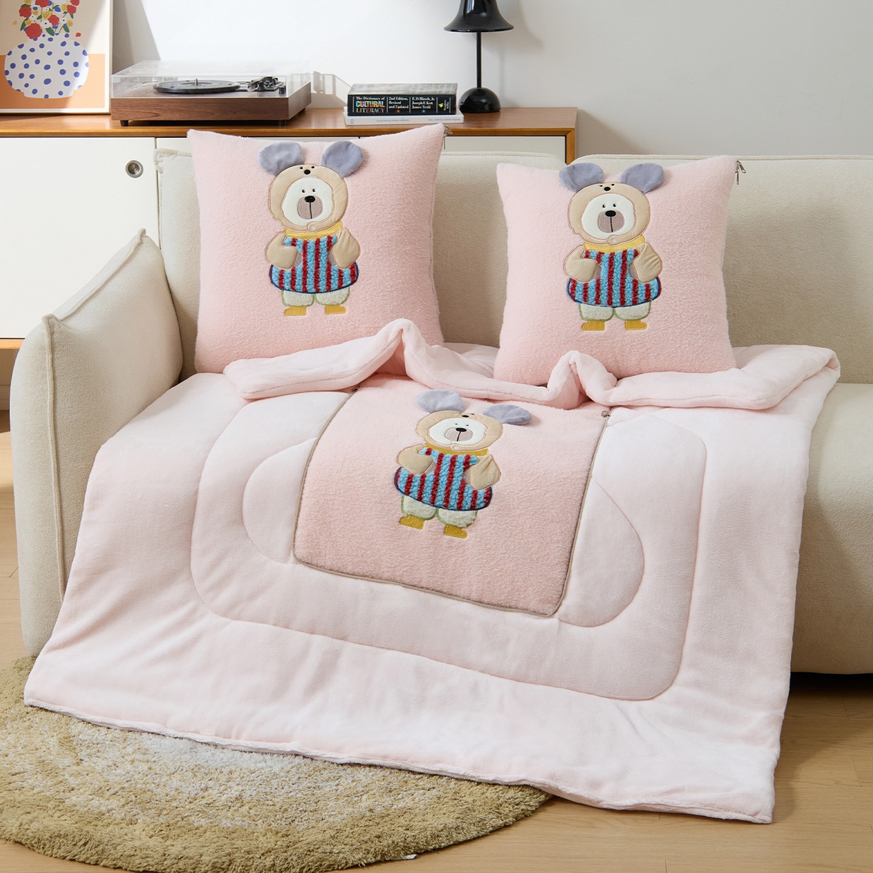 91家纺网 家纺一手货源 找家纺 （总）金喜 2025新款牛奶绒抱枕被大耳朵熊牛奶绒多功能抱枕被汽车靠枕沙发靠枕