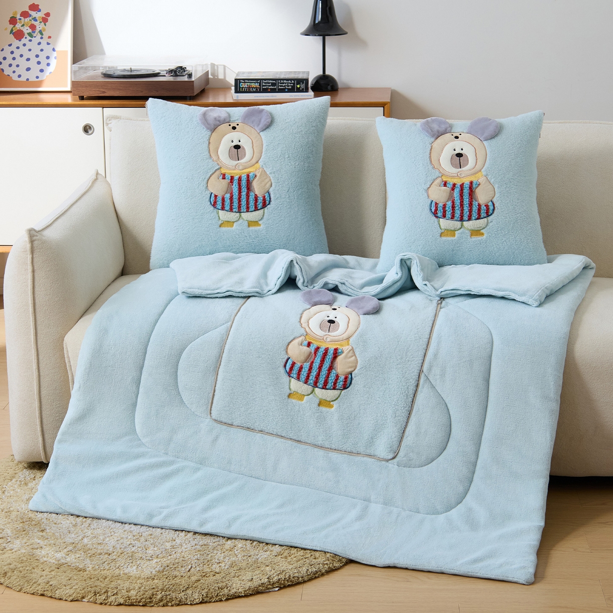 91家纺网 家纺一手货源 找家纺 金喜 2025新款牛奶绒抱枕被大耳朵熊牛奶绒多功能抱枕被汽车靠枕沙发靠枕 多巴胺熊-蓝色