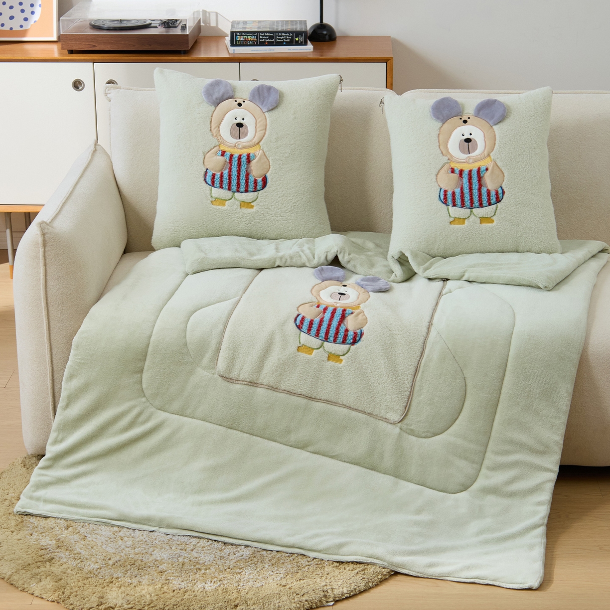 91家纺网 家纺一手货源 找家纺 （总）金喜 2025新款牛奶绒抱枕被大耳朵熊牛奶绒多功能抱枕被汽车靠枕沙发靠枕