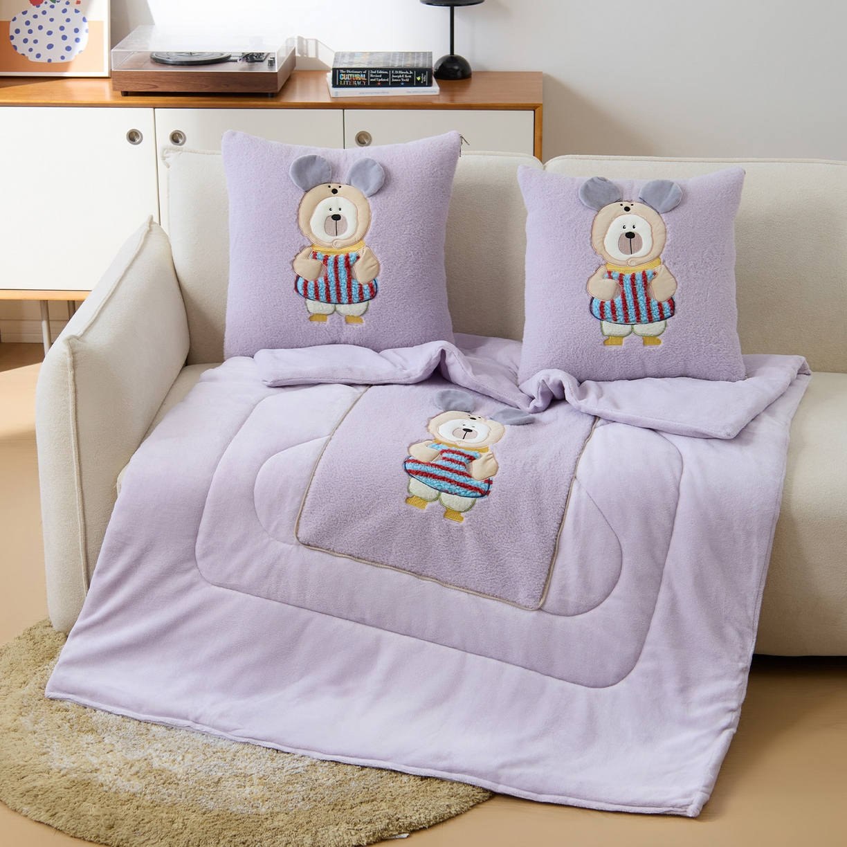 91家纺网 家纺一手货源 找家纺 （总）金喜 2025新款牛奶绒抱枕被大耳朵熊牛奶绒多功能抱枕被汽车靠枕沙发靠枕