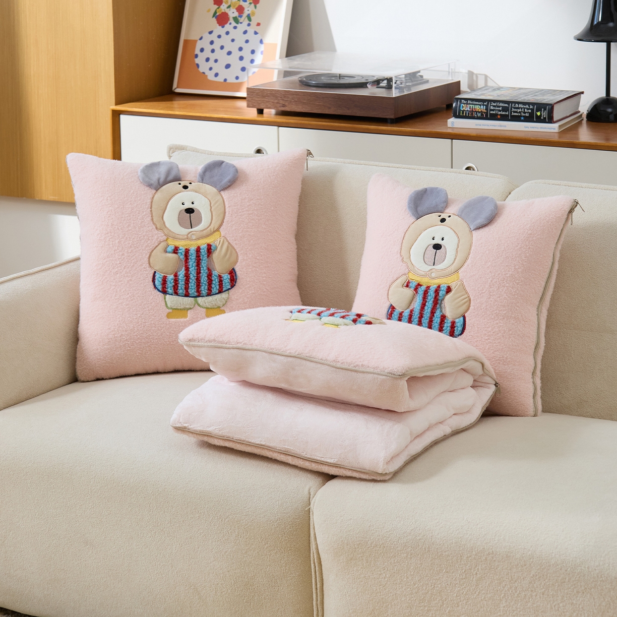 91家纺网 家纺一手货源 找家纺 金喜 2025新款牛奶绒抱枕被大耳朵熊牛奶绒多功能抱枕被汽车靠枕沙发靠枕 多巴胺熊-粉色