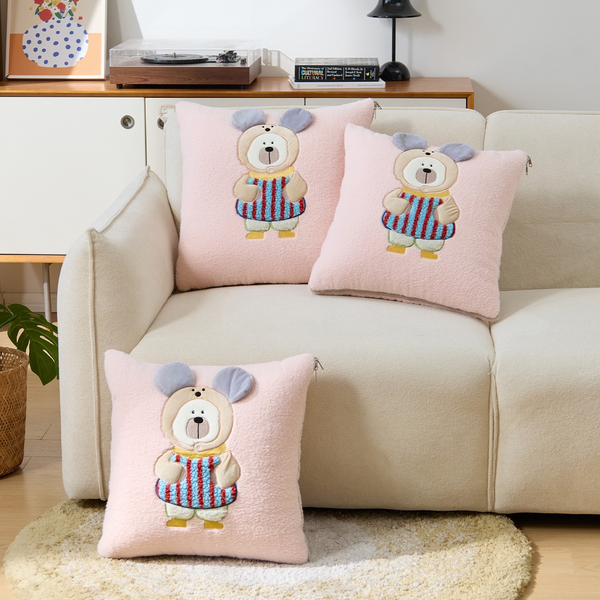 91家纺网 家纺一手货源 找家纺 金喜 2025新款牛奶绒抱枕被大耳朵熊牛奶绒多功能抱枕被汽车靠枕沙发靠枕 多巴胺熊-粉色