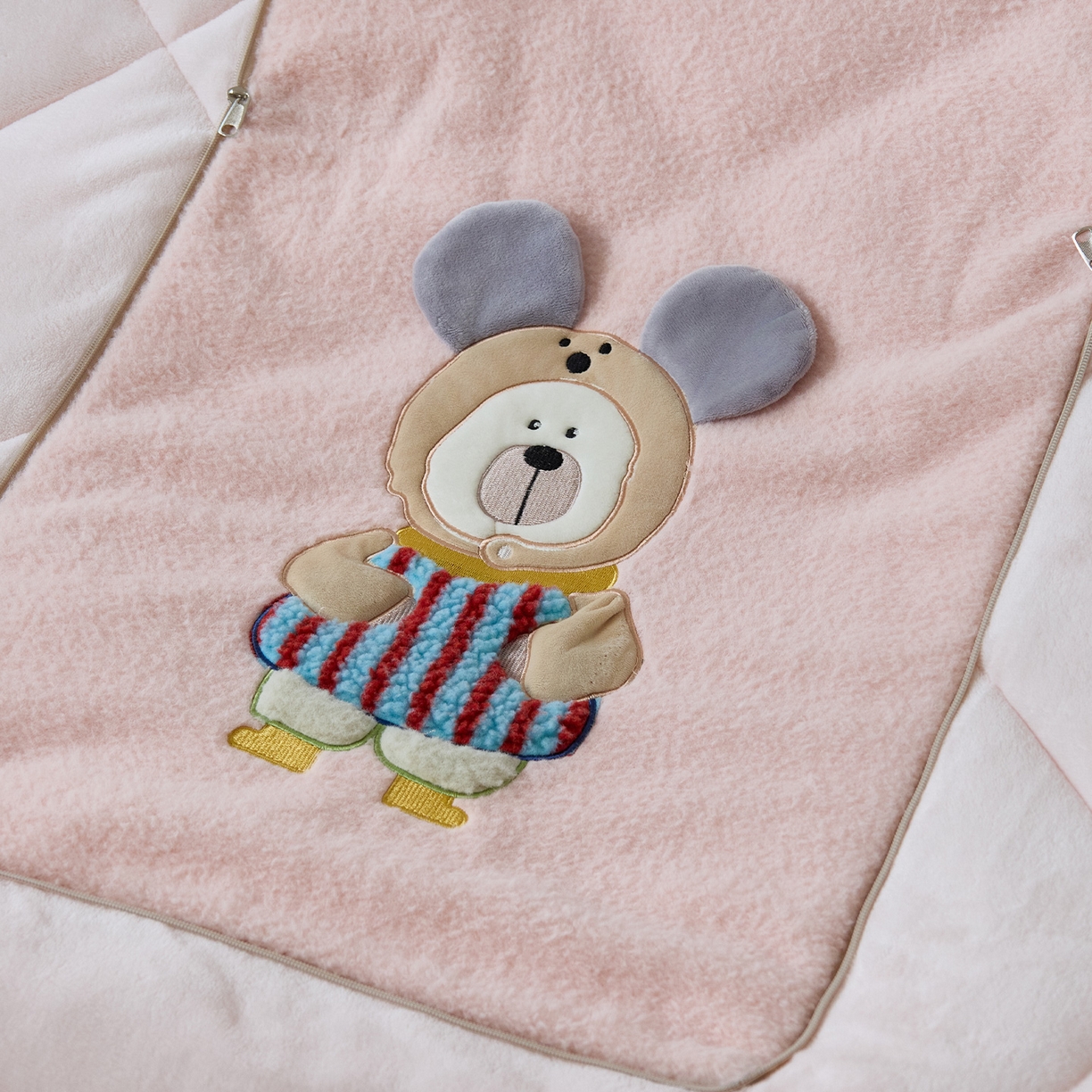 91家纺网 家纺一手货源 找家纺 金喜 2025新款牛奶绒抱枕被大耳朵熊牛奶绒多功能抱枕被汽车靠枕沙发靠枕 多巴胺熊-粉色