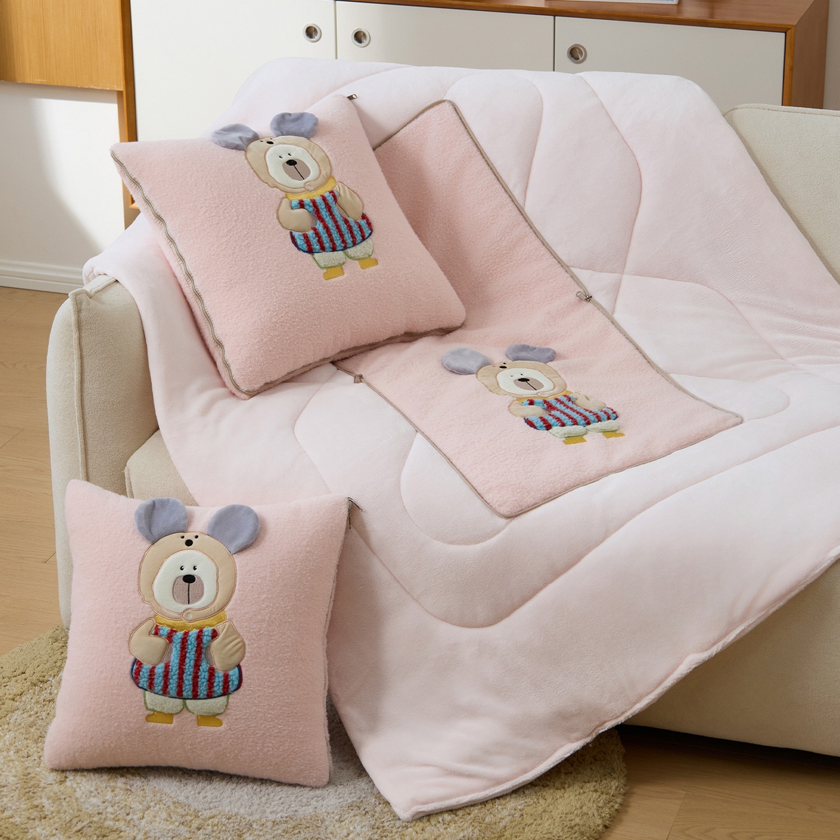 91家纺网 家纺一手货源 找家纺 金喜 2025新款牛奶绒抱枕被大耳朵熊牛奶绒多功能抱枕被汽车靠枕沙发靠枕 多巴胺熊-粉色