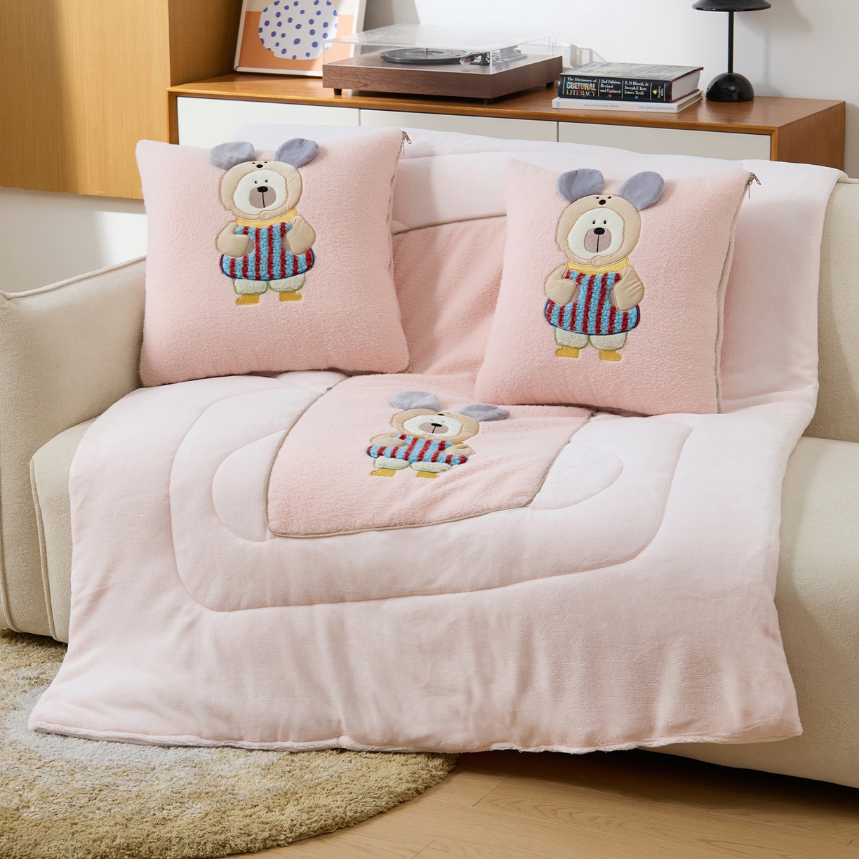 91家纺网 家纺一手货源 找家纺 金喜 2025新款牛奶绒抱枕被大耳朵熊牛奶绒多功能抱枕被汽车靠枕沙发靠枕 多巴胺熊-粉色