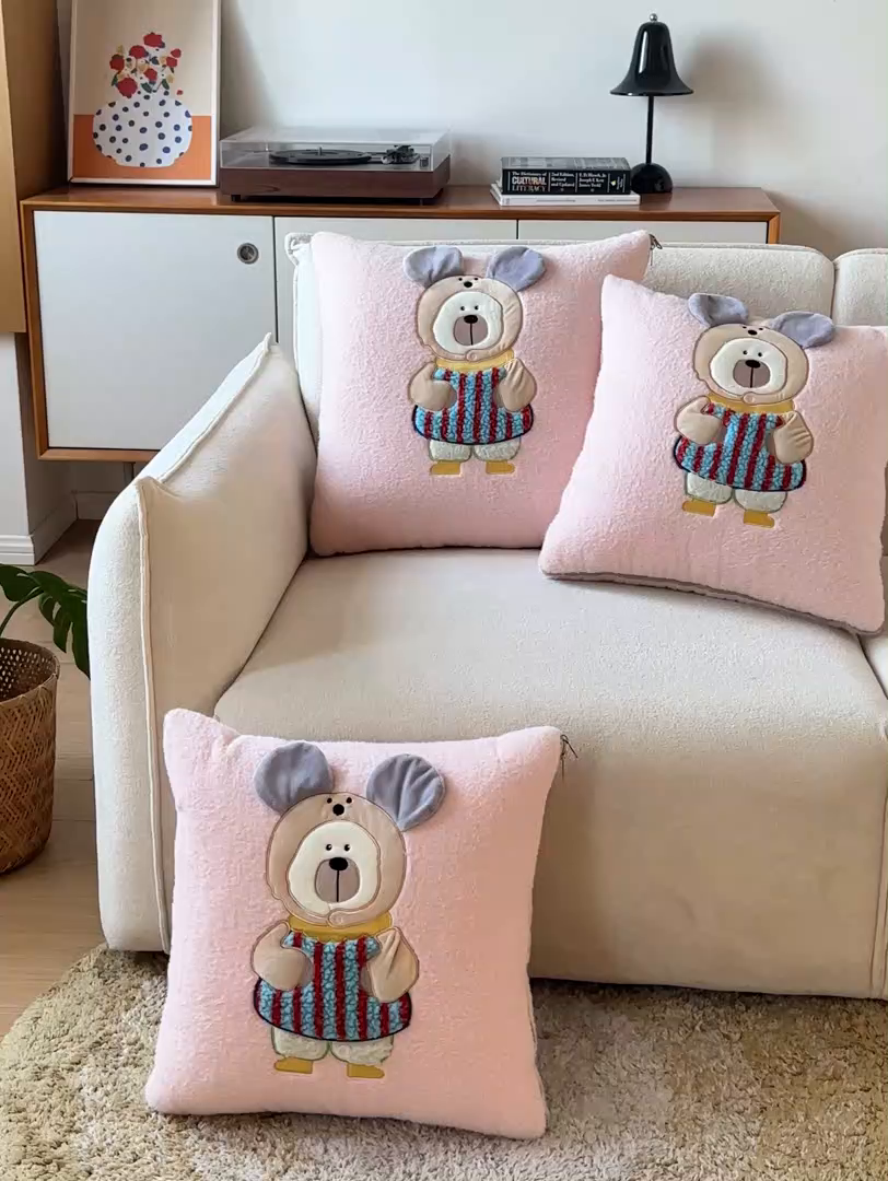 91家纺网 家纺一手货源 找家纺 金喜 2025新款牛奶绒抱枕被大耳朵熊牛奶绒多功能抱枕被汽车靠枕沙发靠枕 多巴胺熊-粉色