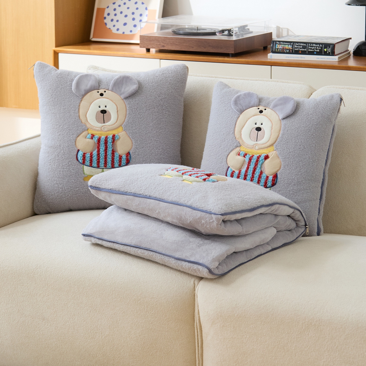 91家纺网 家纺一手货源 找家纺 金喜 2025新款牛奶绒抱枕被大耳朵熊牛奶绒多功能抱枕被汽车靠枕沙发靠枕 多巴胺熊-灰色