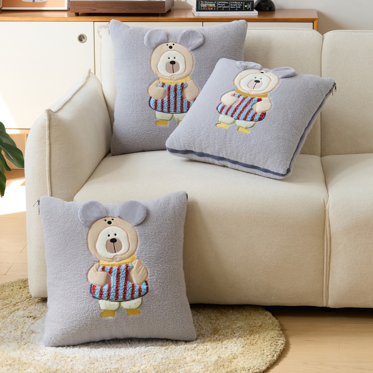 91家纺网 家纺一手货源 找家纺 金喜 2025新款牛奶绒抱枕被大耳朵熊牛奶绒多功能抱枕被汽车靠枕沙发靠枕 多巴胺熊-灰色