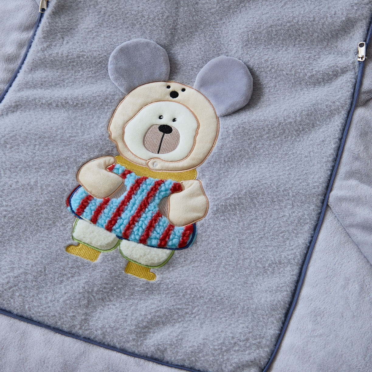 91家纺网 家纺一手货源 找家纺 金喜 2025新款牛奶绒抱枕被大耳朵熊牛奶绒多功能抱枕被汽车靠枕沙发靠枕 多巴胺熊-灰色