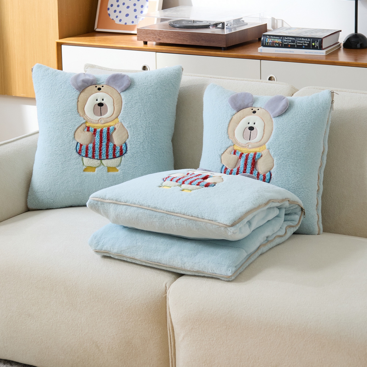 91家纺网 家纺一手货源 找家纺 金喜 2025新款牛奶绒抱枕被大耳朵熊牛奶绒多功能抱枕被汽车靠枕沙发靠枕 多巴胺熊-蓝色