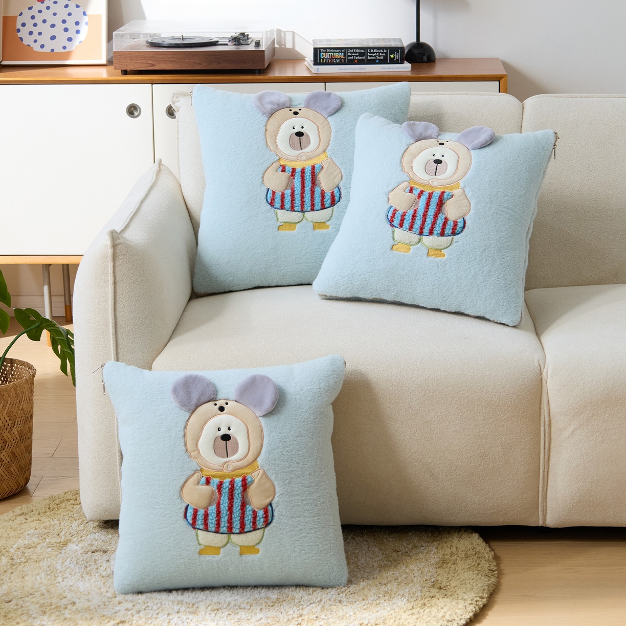 91家纺网 家纺一手货源 找家纺 金喜 2025新款牛奶绒抱枕被大耳朵熊牛奶绒多功能抱枕被汽车靠枕沙发靠枕 多巴胺熊-蓝色