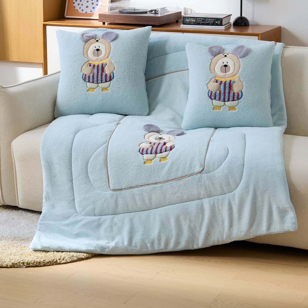 91家纺网 家纺一手货源 找家纺 金喜 2025新款牛奶绒抱枕被大耳朵熊牛奶绒多功能抱枕被汽车靠枕沙发靠枕 多巴胺熊-蓝色