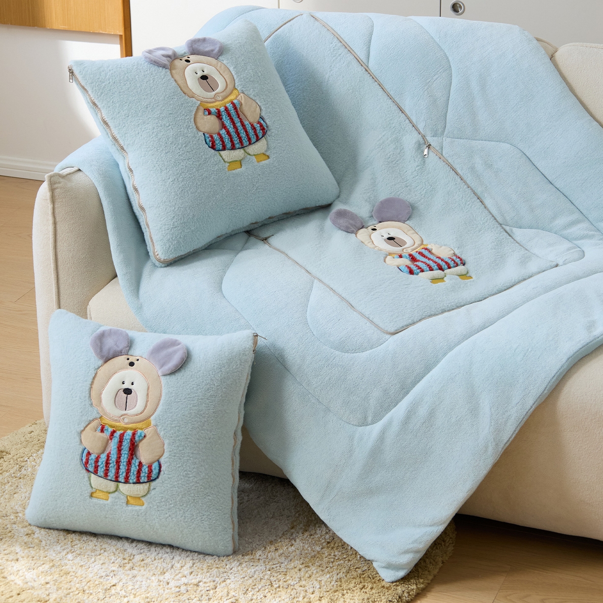 91家纺网 家纺一手货源 找家纺 金喜 2025新款牛奶绒抱枕被大耳朵熊牛奶绒多功能抱枕被汽车靠枕沙发靠枕 多巴胺熊-蓝色