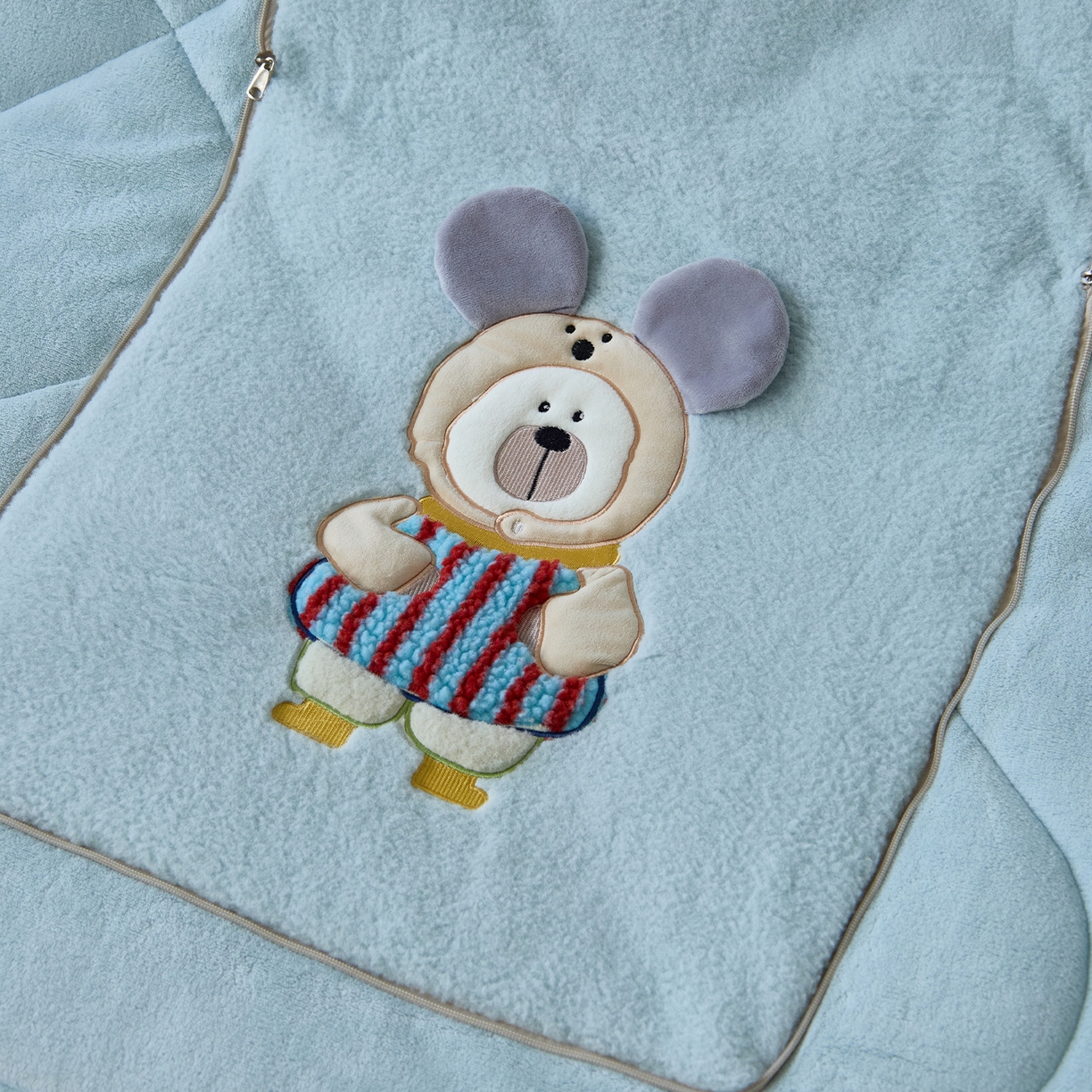 91家纺网 家纺一手货源 找家纺 金喜 2025新款牛奶绒抱枕被大耳朵熊牛奶绒多功能抱枕被汽车靠枕沙发靠枕 多巴胺熊-蓝色