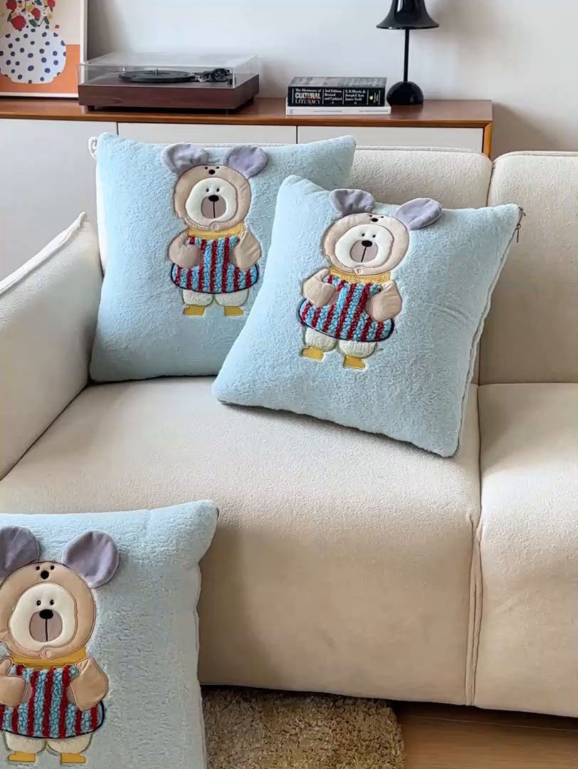 91家纺网 家纺一手货源 找家纺 金喜 2025新款牛奶绒抱枕被大耳朵熊牛奶绒多功能抱枕被汽车靠枕沙发靠枕 多巴胺熊-蓝色