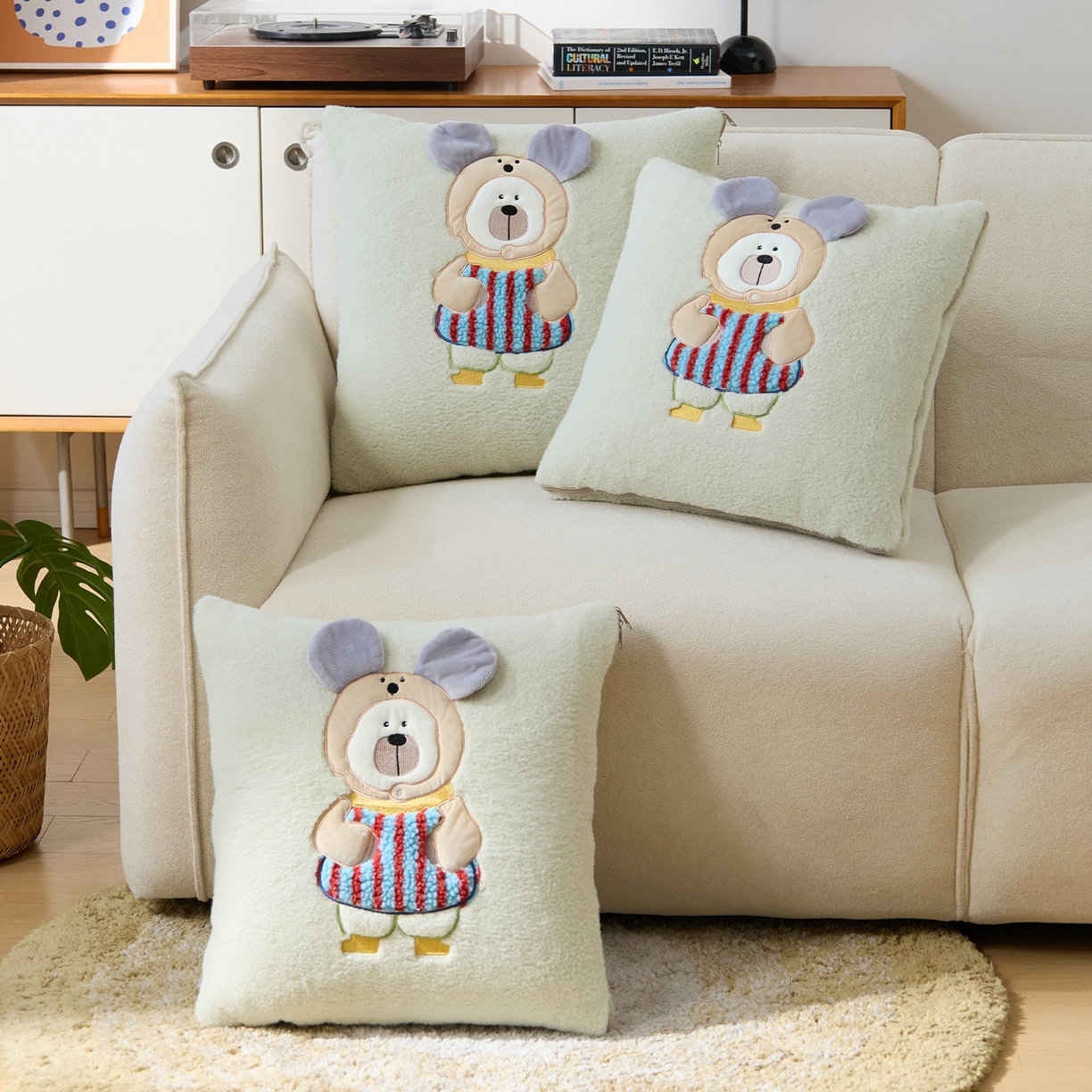 91家纺网 家纺一手货源 找家纺 金喜 2025新款牛奶绒抱枕被大耳朵熊牛奶绒多功能抱枕被汽车靠枕沙发靠枕 多巴胺熊-绿色